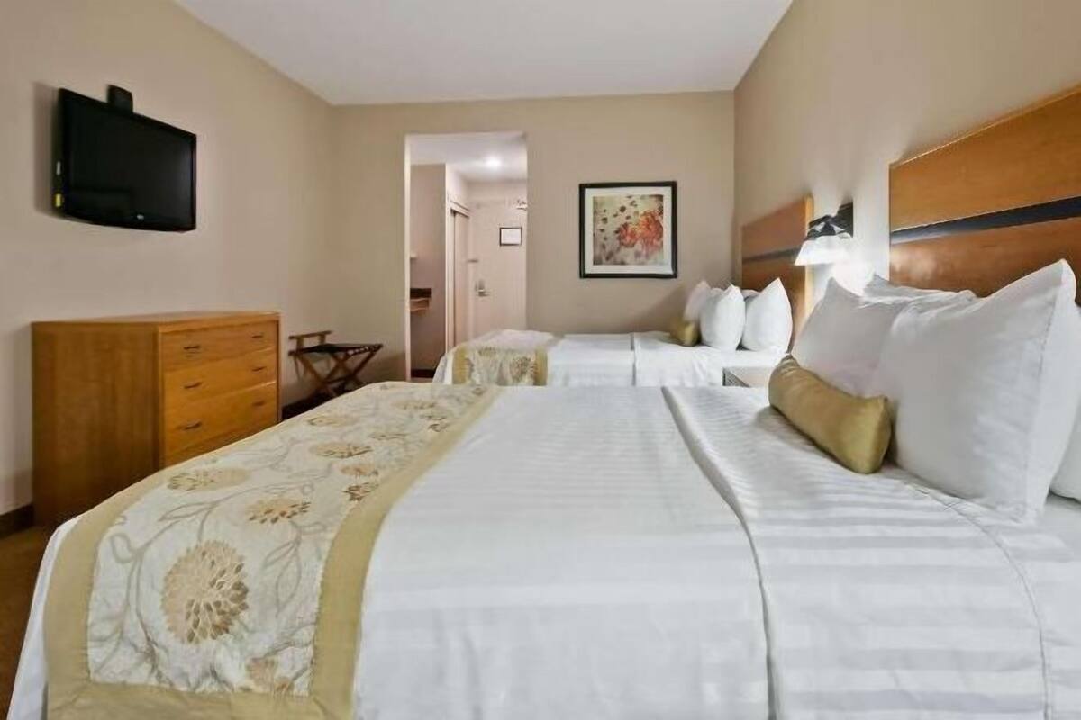 Desk, laptop workspace, iron/ironing board, free WiFi