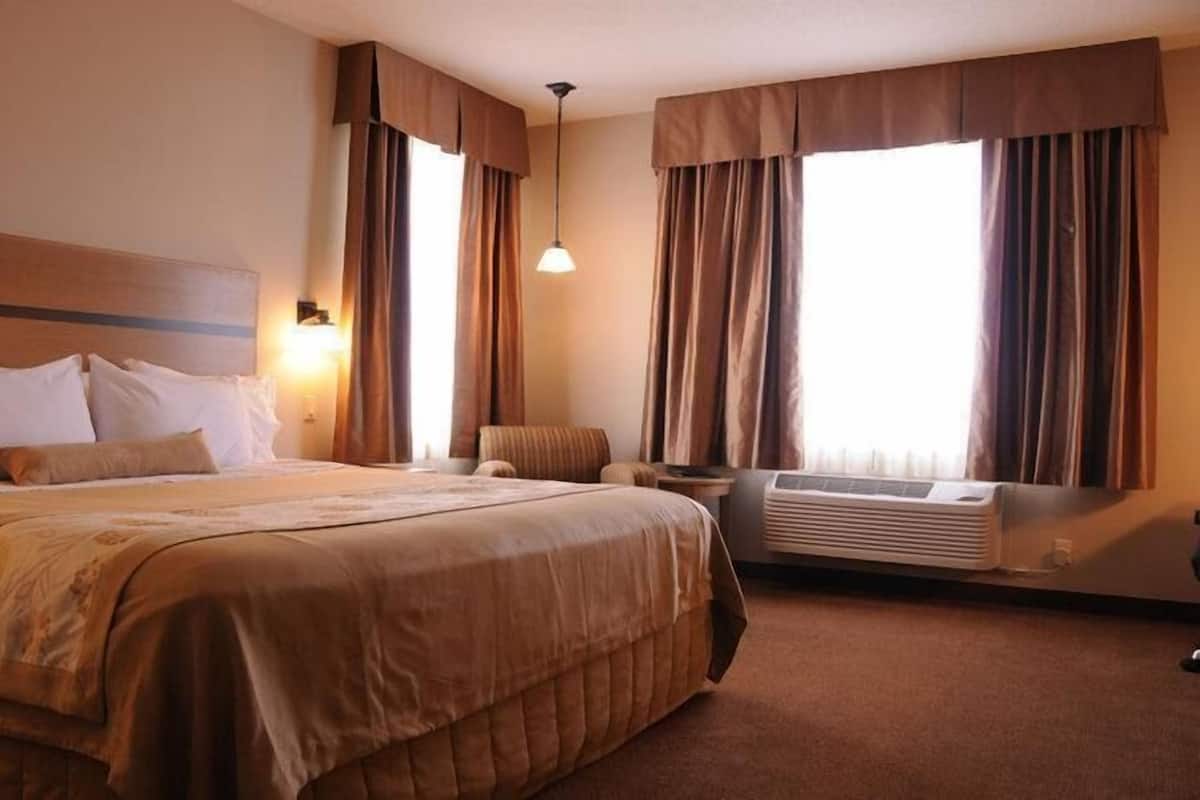 Desk, laptop workspace, iron/ironing board, free WiFi