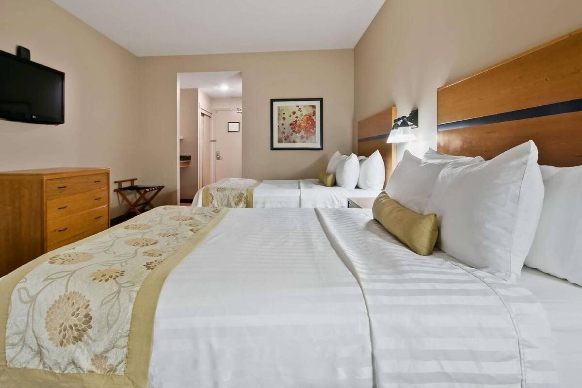 Desk, laptop workspace, iron/ironing board, free WiFi