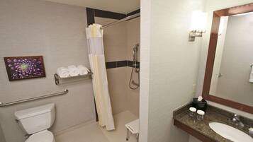 Un bagno con servizi igienici, doccia e lavandino.