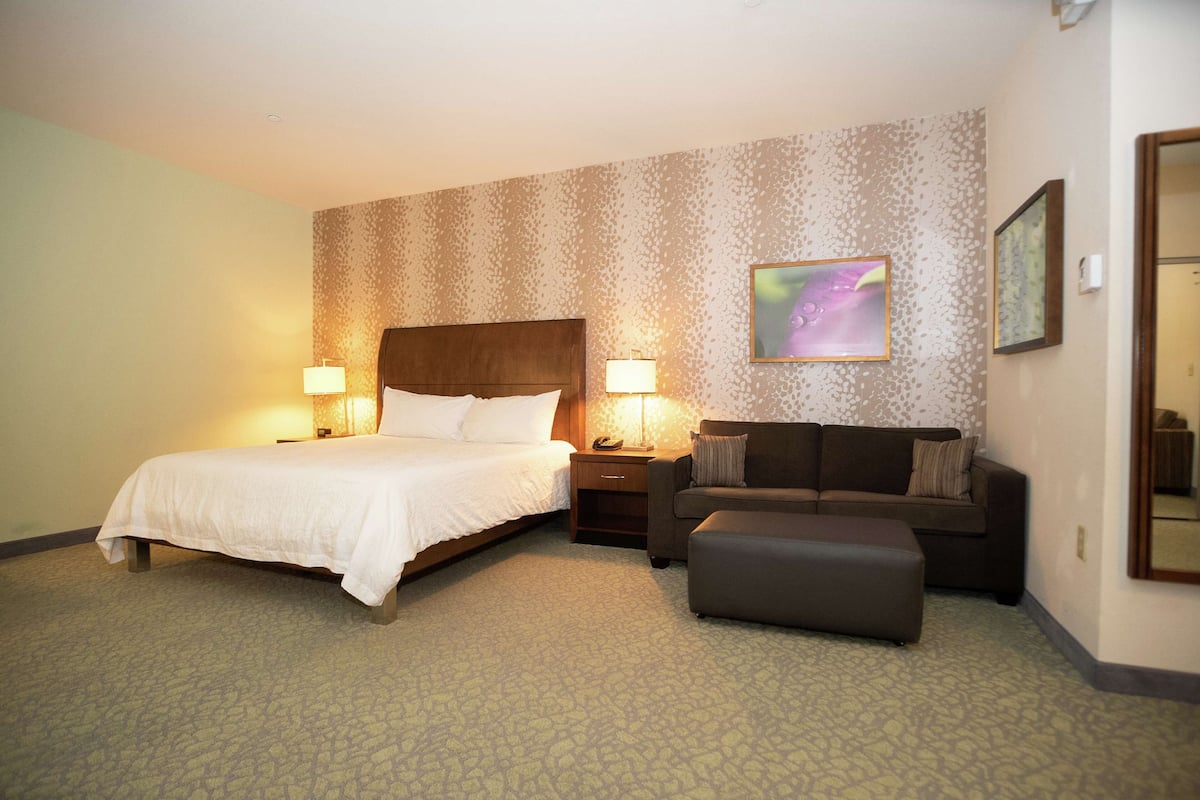 Room, 1 King Bed, Accessible, Bathtub | Living area | 32-inch LCD TV with cable channels, TV