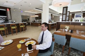 تقديم الإفطار والعشاء