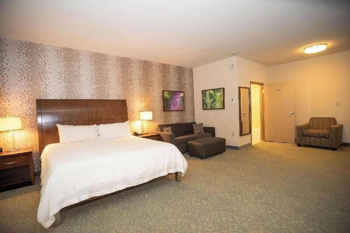 In-room safe, laptop workspace, iron/ironing board