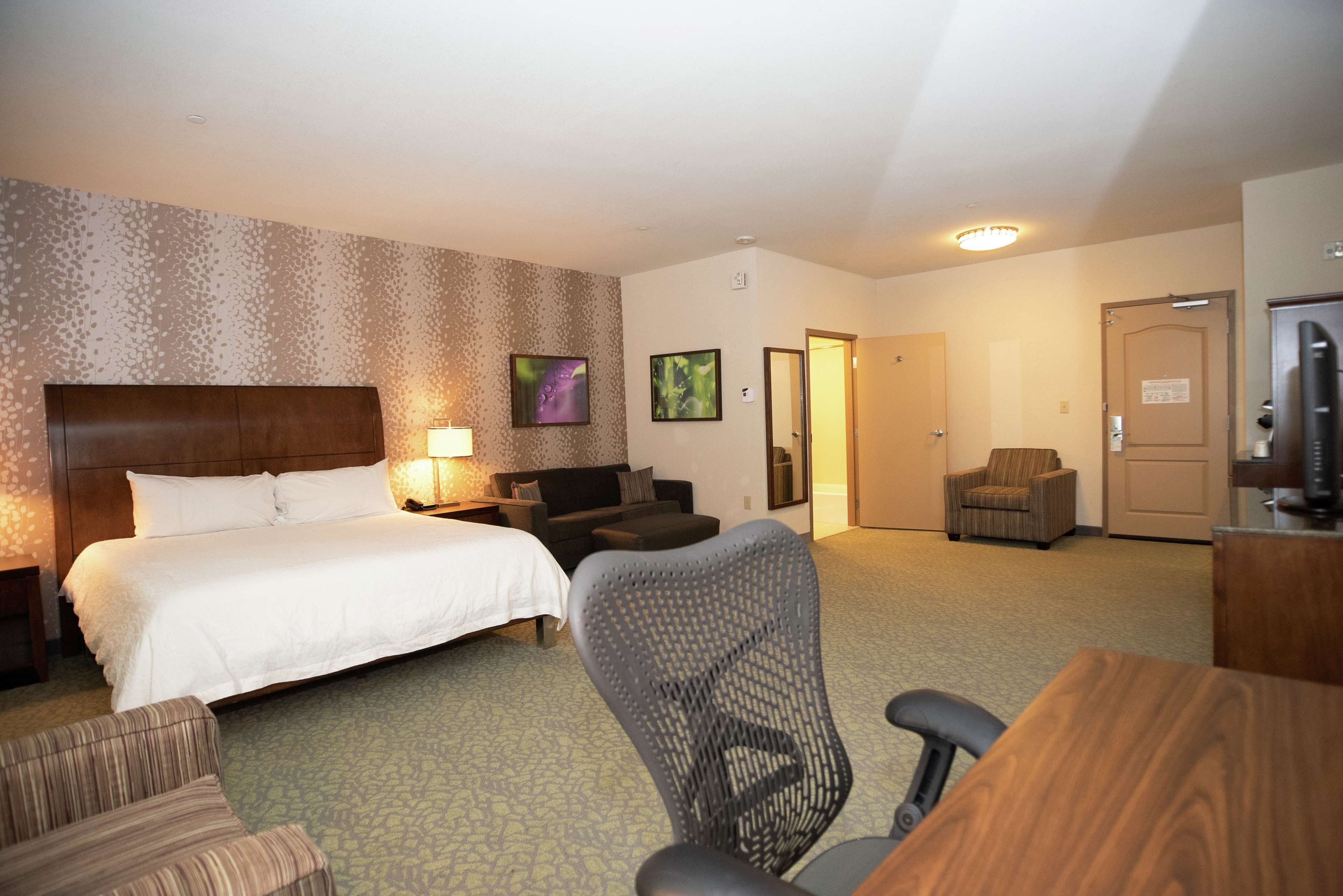 room, 1 king bed, accessible, bathtub | in-room safe, laptop workspace, iron/ironing board