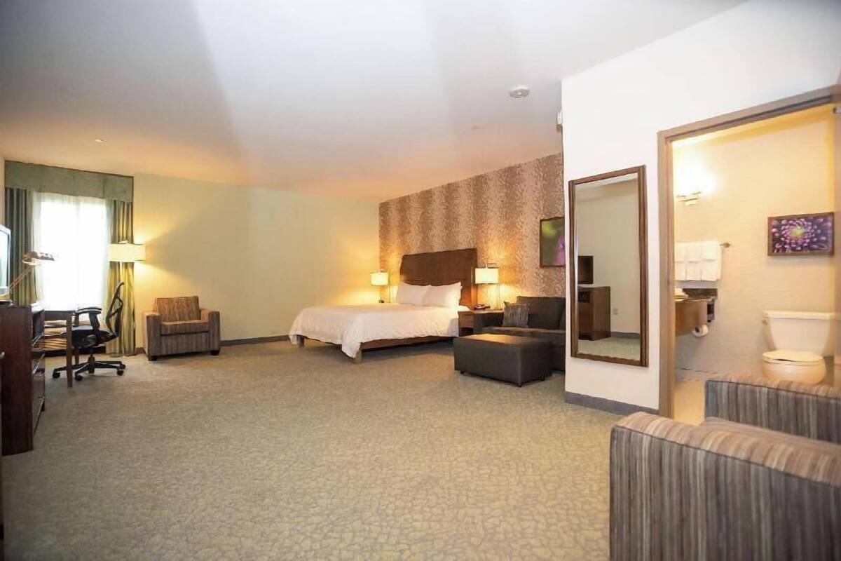 In-room safe, laptop workspace, iron/ironing board