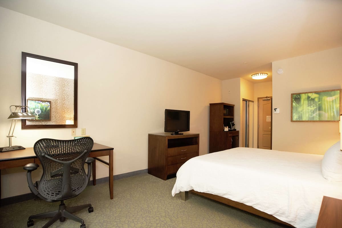 Junior Studio Suite, 1 King Bed with Sofa bed | In-room safe, laptop workspace, iron/ironing board