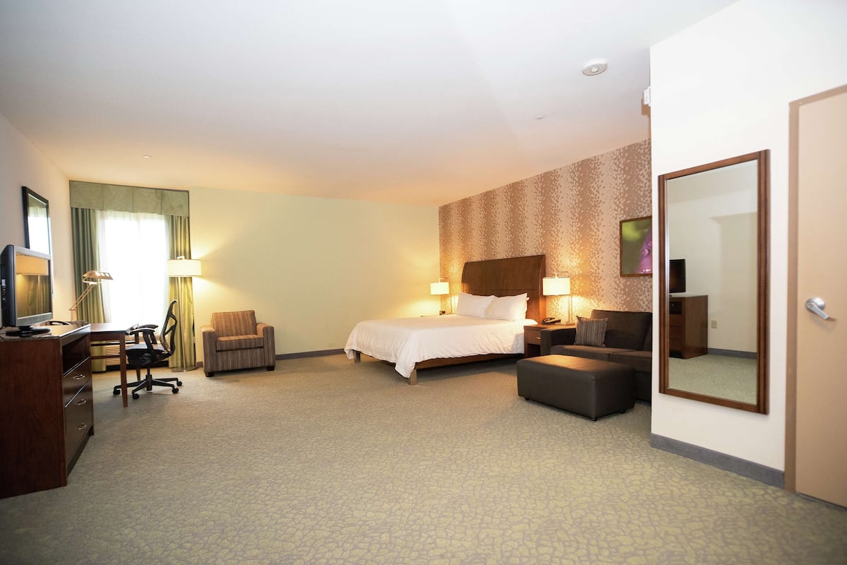 In-room safe, laptop workspace, iron/ironing board