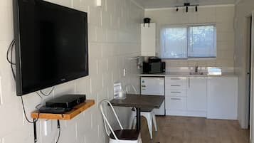 Chambre Deluxe, 1 grand lit | Restauration dans la chambre