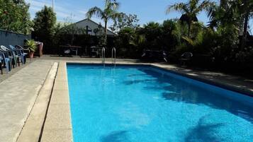 Kauden mukainen ulkouima-allas