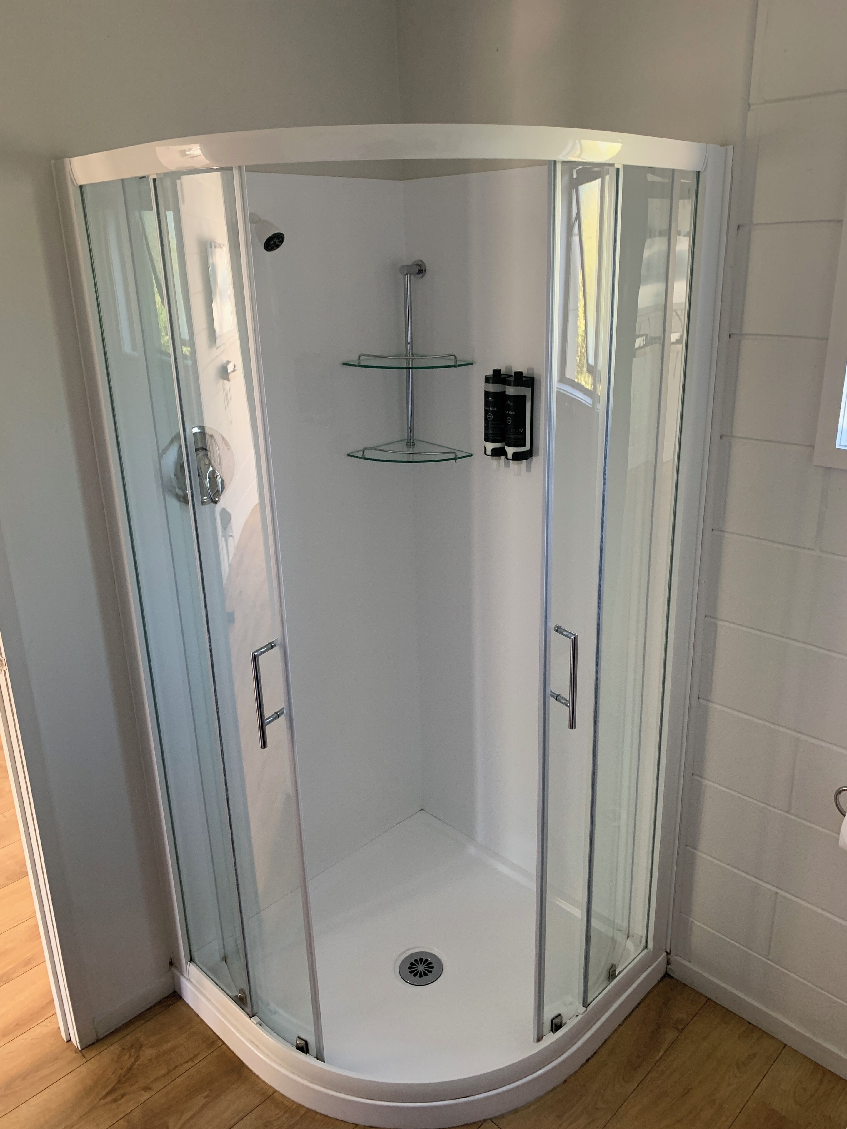 Deluxe kamer, 1 queensize bed | Badkamer | Een douche, een haardroger, handdoeken