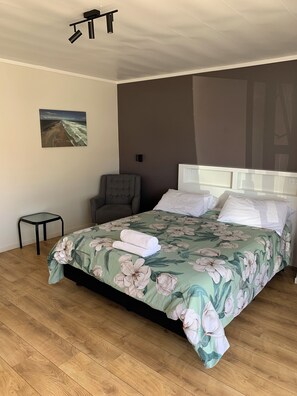 Desk, blackout curtains, iron/ironing board, free WiFi - Wayfarer Motel (Kaitaia)