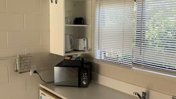 Refrigerador, microondas, cafetera/tetera, tetera/pava eléctrica