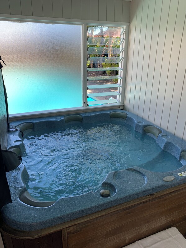 Indoor spa tub - Wayfarer Motel (Kaitaia)