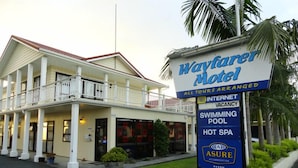 A two-story Wayfarer Motel with a balcony, internet, swimming pool, and hot spa.