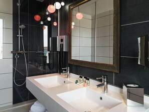 Una cassaforte in camera, una scrivania, insonorizzazione