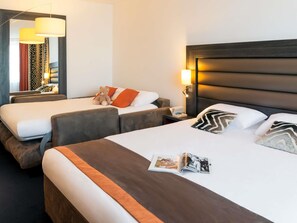 Chambre Familiale, 1 très grand lit et 1 canapé-lit | Coffres-forts dans les chambres, bureau, chambres insonorisées