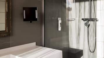 Superior suite, 1 kingsize bed | Een kluis op de kamer, een bureau, geluiddichte muren
