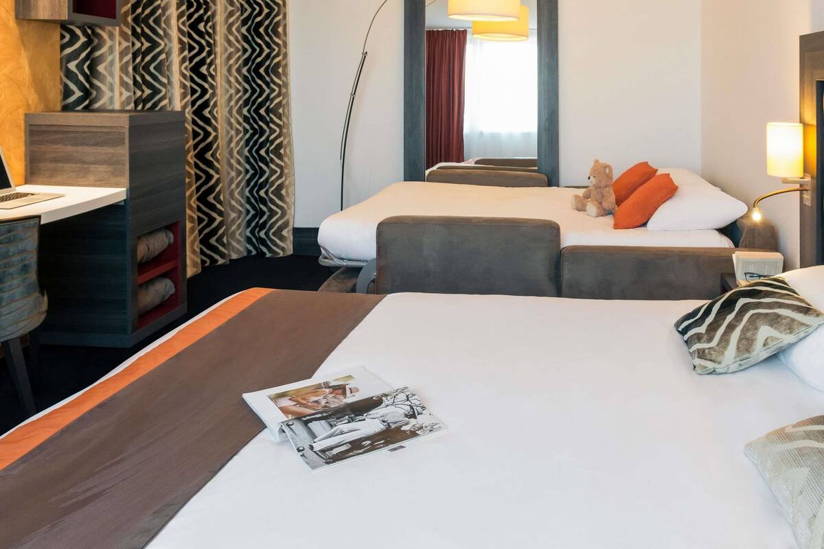 Familjerum - 1 kingsize-säng med bäddsoffa | Värdeförvaringsskåp på rummet, skrivbord och ljudisolering