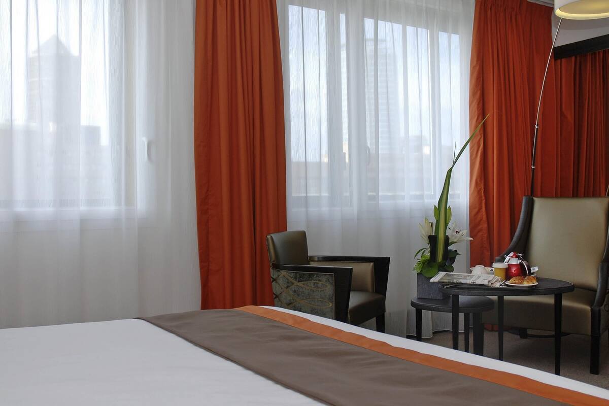 Privilege, Room, 1 King Bed | In-room safe, desk, soundproofing, iron/ironing board