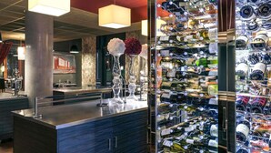 A bar area with a wine display and a counter. - Hôtel Mercure Lyon Centre - Gare Part Dieu (Lyon)