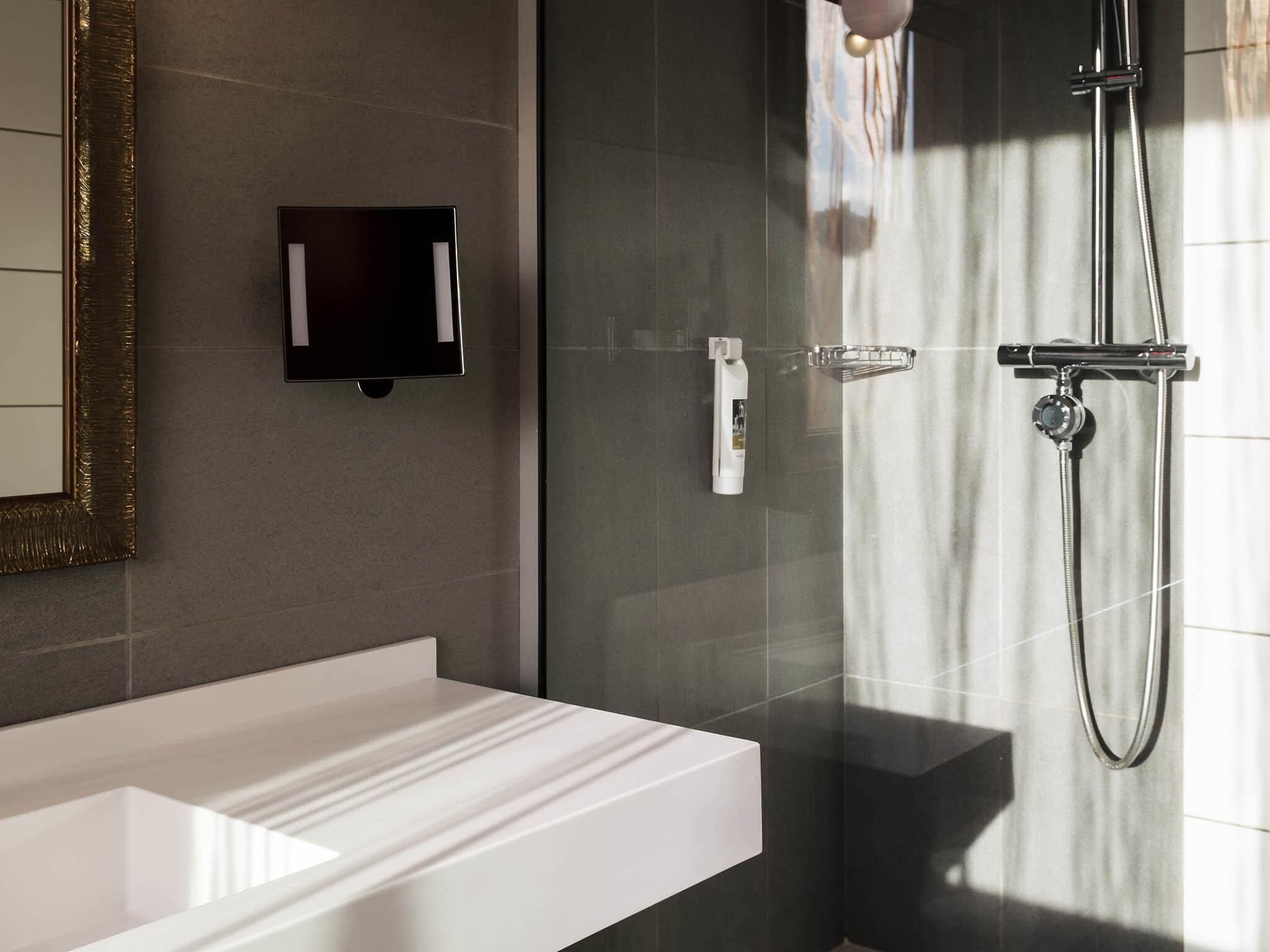 Suite – superior, 1 kingsize-seng | Safe på rommet, skrivebord, lydisolert og strykejern/-brett