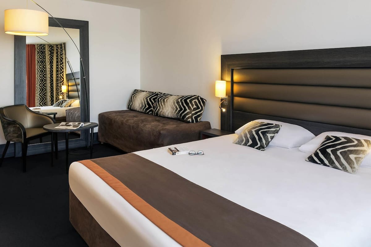 In-room safe, desk, soundproofing, iron/ironing board