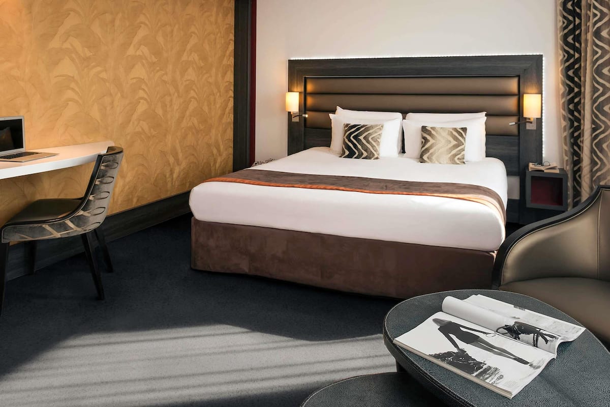 Superior suite, 1 kingsize bed | Een kluis op de kamer, een bureau, geluiddichte muren