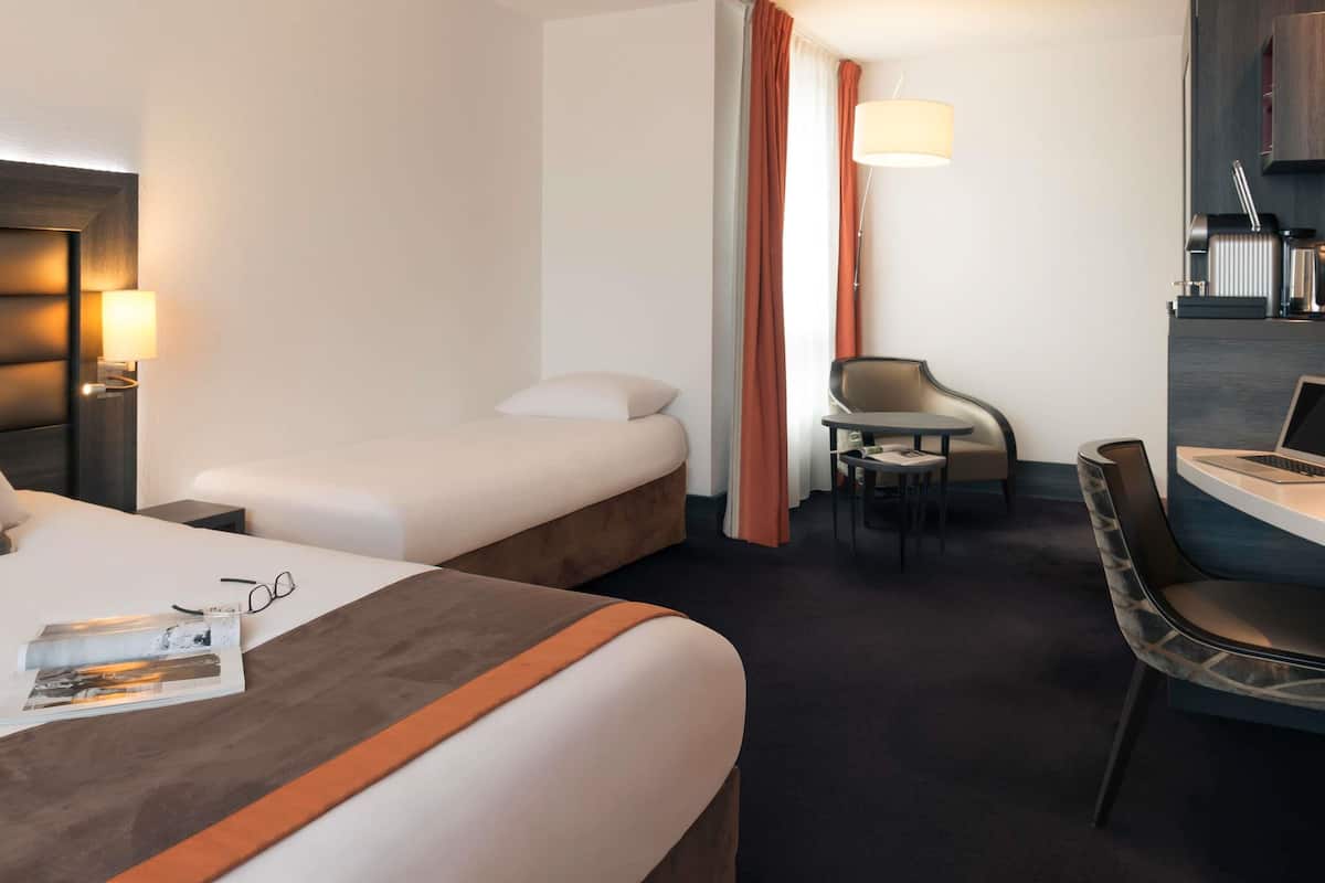 Executive Suite, 1 King Bed with Sofa bed | In-room safe, desk, soundproofing, iron/ironing board