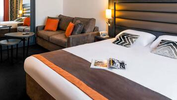 Familiekamer, 1 kingsize bed met slaapbank | Een kluis op de kamer, een bureau, geluiddichte muren