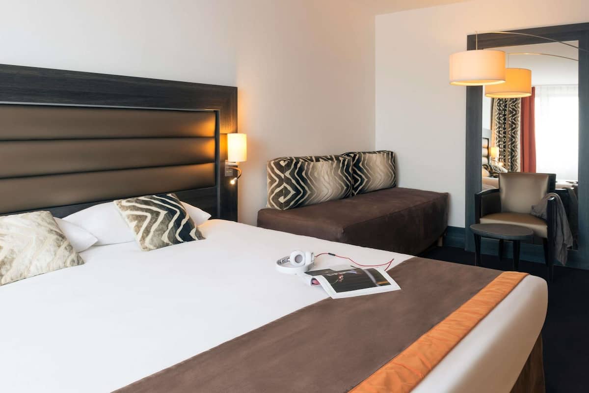 In-room safe, desk, soundproofing, iron/ironing board