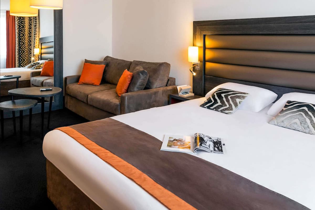 Family Room, 1 King Bed with Sofa bed