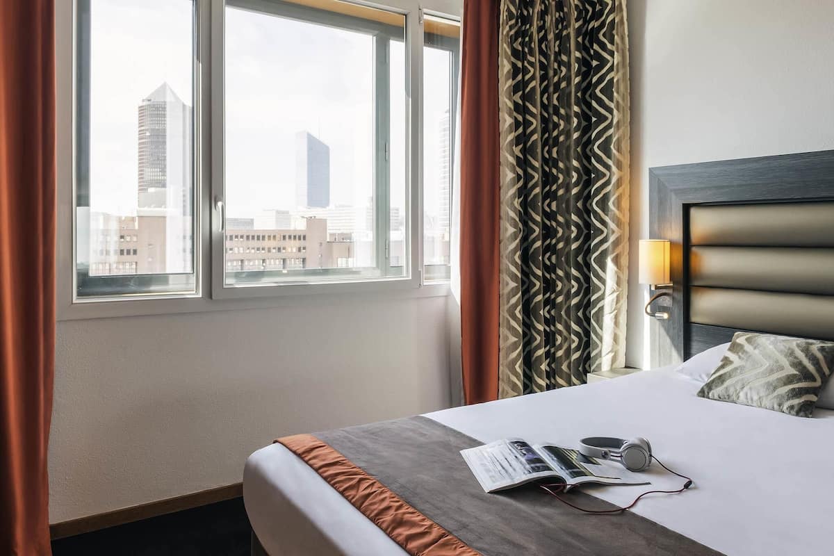 In-room safe, desk, soundproofing, iron/ironing board