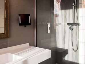 Superior suite, 1 kingsize bed | Een kluis op de kamer, een bureau, geluiddichte muren
