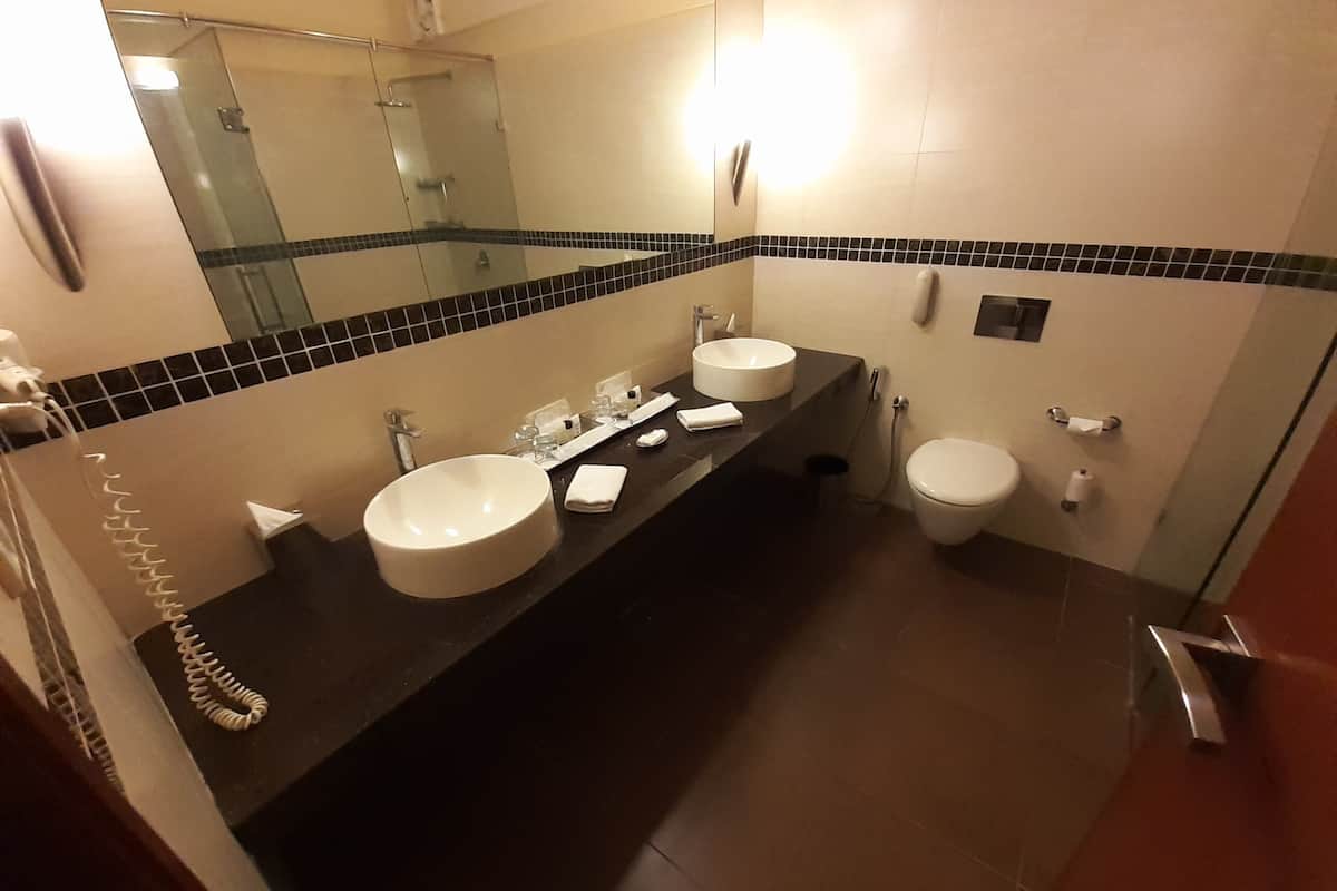 deluxe suite, river view (seleqtions with sit-out) | bathroom | combined shower/bathtub, free toiletries, bathrobes, slippers