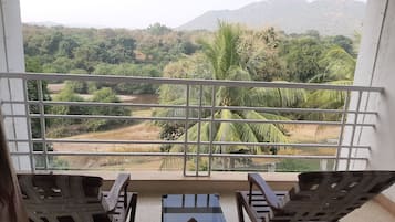 ห้องซูพีเรีย, เตียงใหญ่ 1 เตียง, วิวแม่น้ำ (with Sit-out) | ระเบียง
