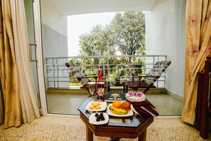 Minibar, caja de seguridad en la habitación y escritorio