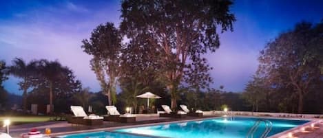 Piscine extérieure, parasols de plage, chaises longues