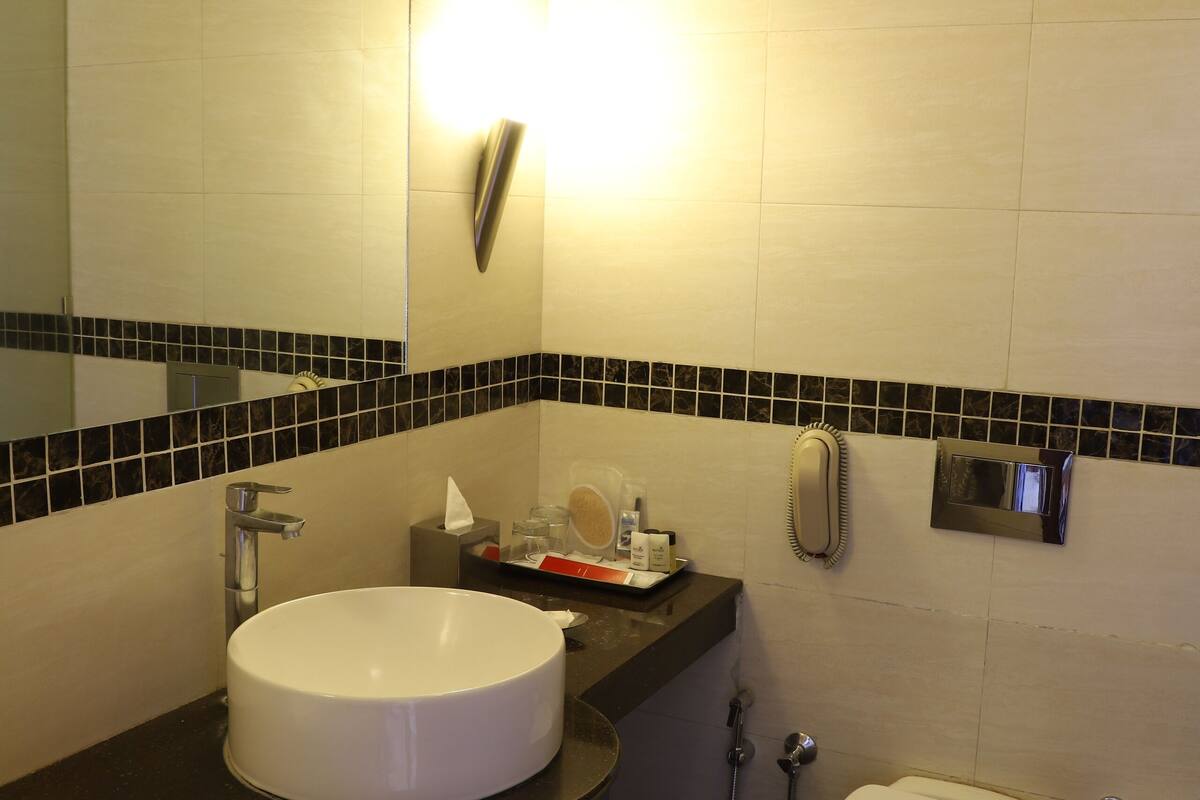 combined shower/bathtub, free toiletries, bathrobes, slippers