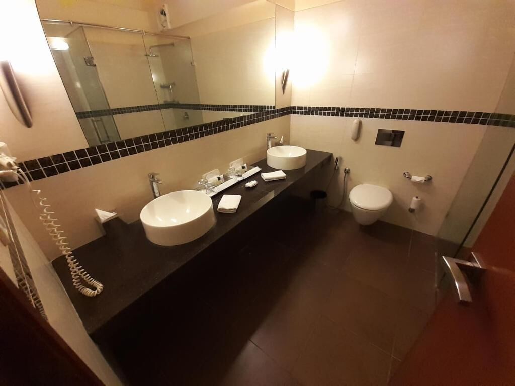 Bañera con ducha, artículos de tocador gratuitos, batas, pantuflas