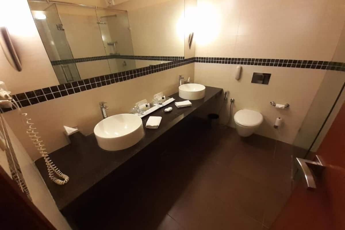 Bañera con ducha, artículos de tocador gratuitos, batas, pantuflas