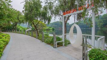 Un chemin menant à un panneau indiquant « MISSION HILLS ».