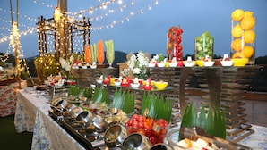 Een buffet met verschillende soorten eten en bestek.