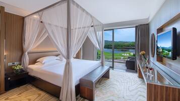 Premier suite, uitzicht op meer | 1 slaapkamer, een kluis op de kamer, een bureau, een laptopwerkplek