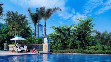 Een buitenzwembad, open van 08.00 uur tot 22.00 uur, en ligstoelen