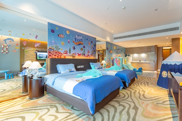 Une chambre d’hôtel avec un grand lit, un bureau et une salle de bain.