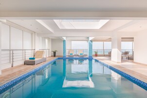 Una piscina techada, una piscina al aire libre