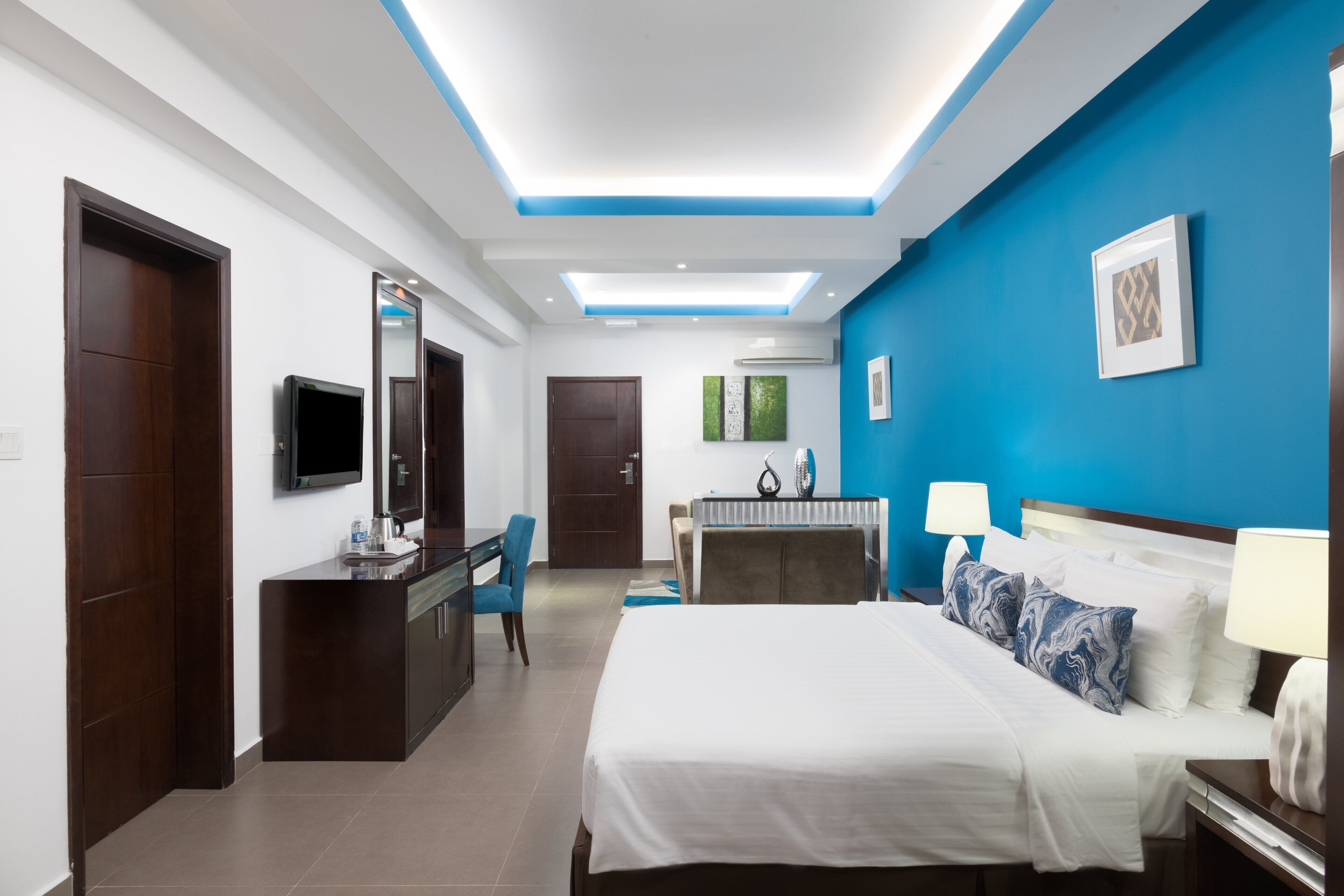 deluxe suite, 1 king bed | minibar, in-room safe, desk, laptop workspace