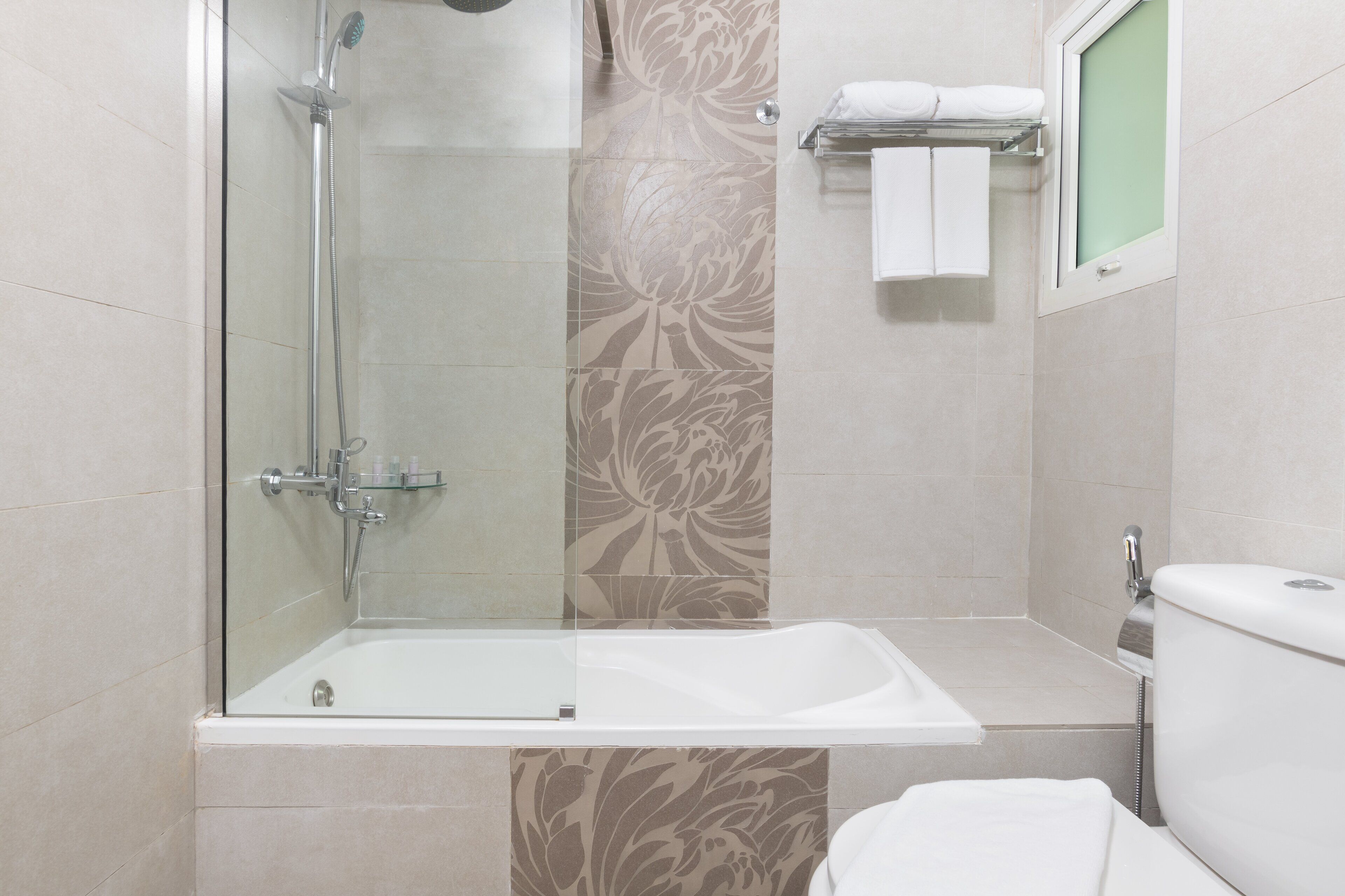 deluxe suite, 1 king bed | minibar, in-room safe, desk, laptop workspace