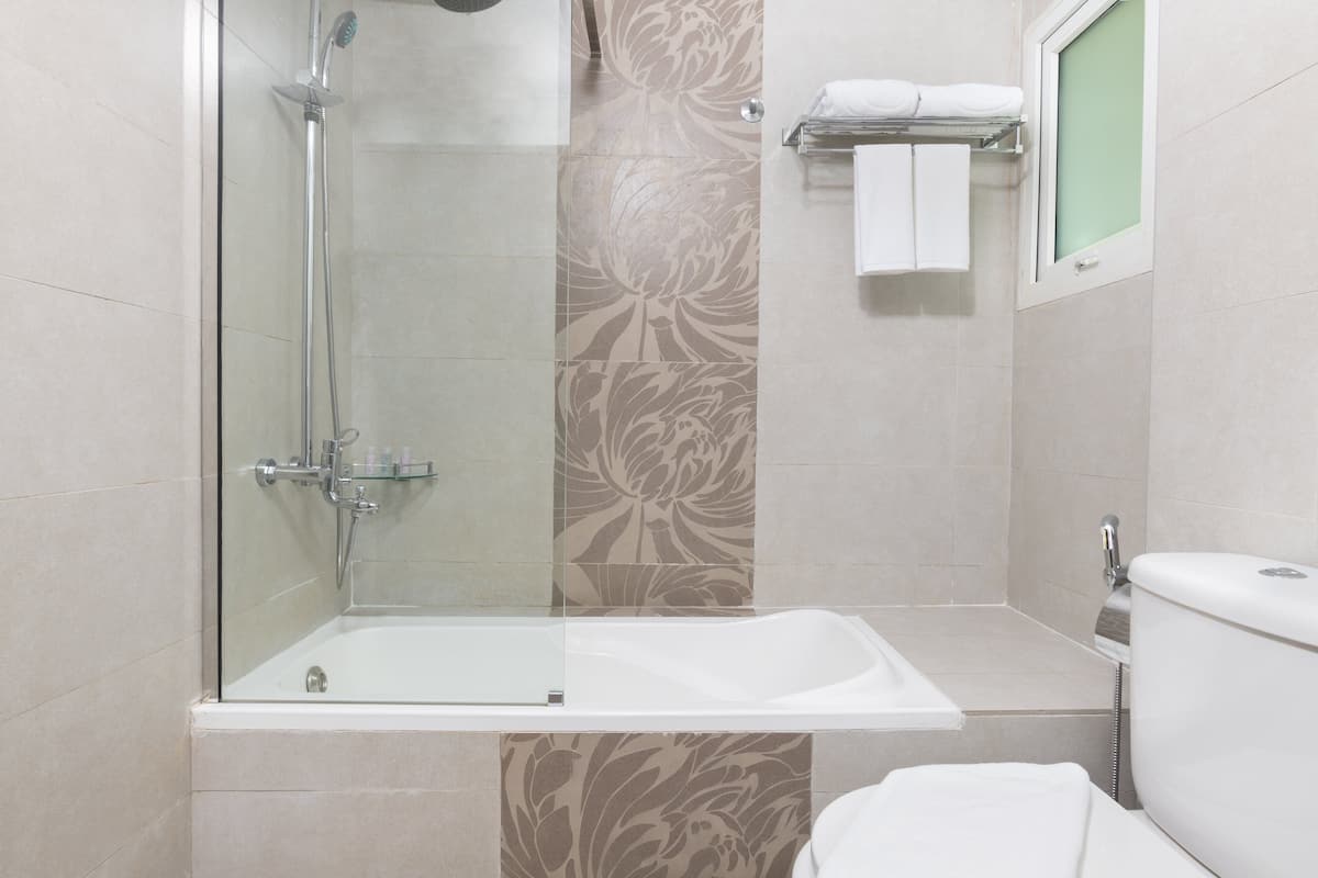 deluxe suite, 1 king bed | minibar, in-room safe, desk, laptop workspace