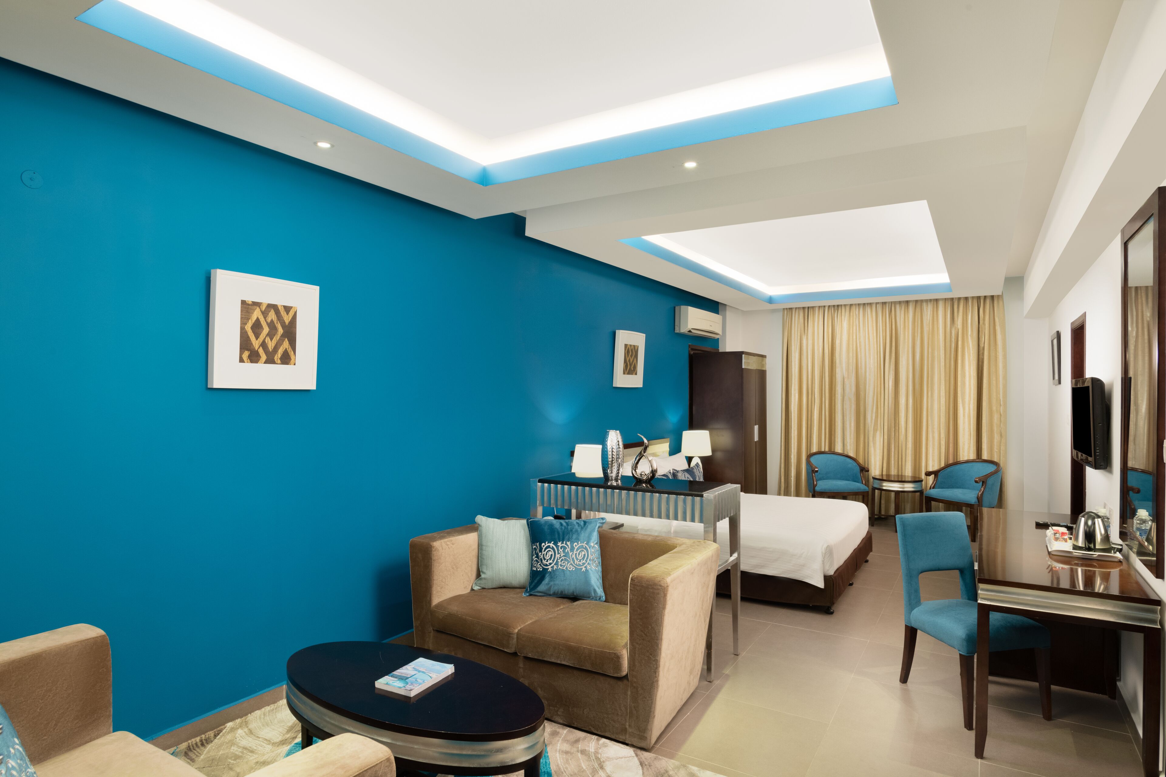 deluxe suite, 1 king bed | minibar, in-room safe, desk, laptop workspace